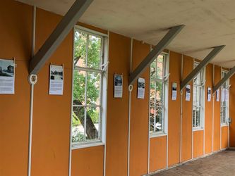 FBLF’s udstilling er i ”liggehallen”, som oprindelig blev anvendt til bl.a. tuberkulosepatienter, hvor de kunne ligge udendørs i tørvejr og kigge ud på den tilhørende have. 

Foto: Ditte Thye